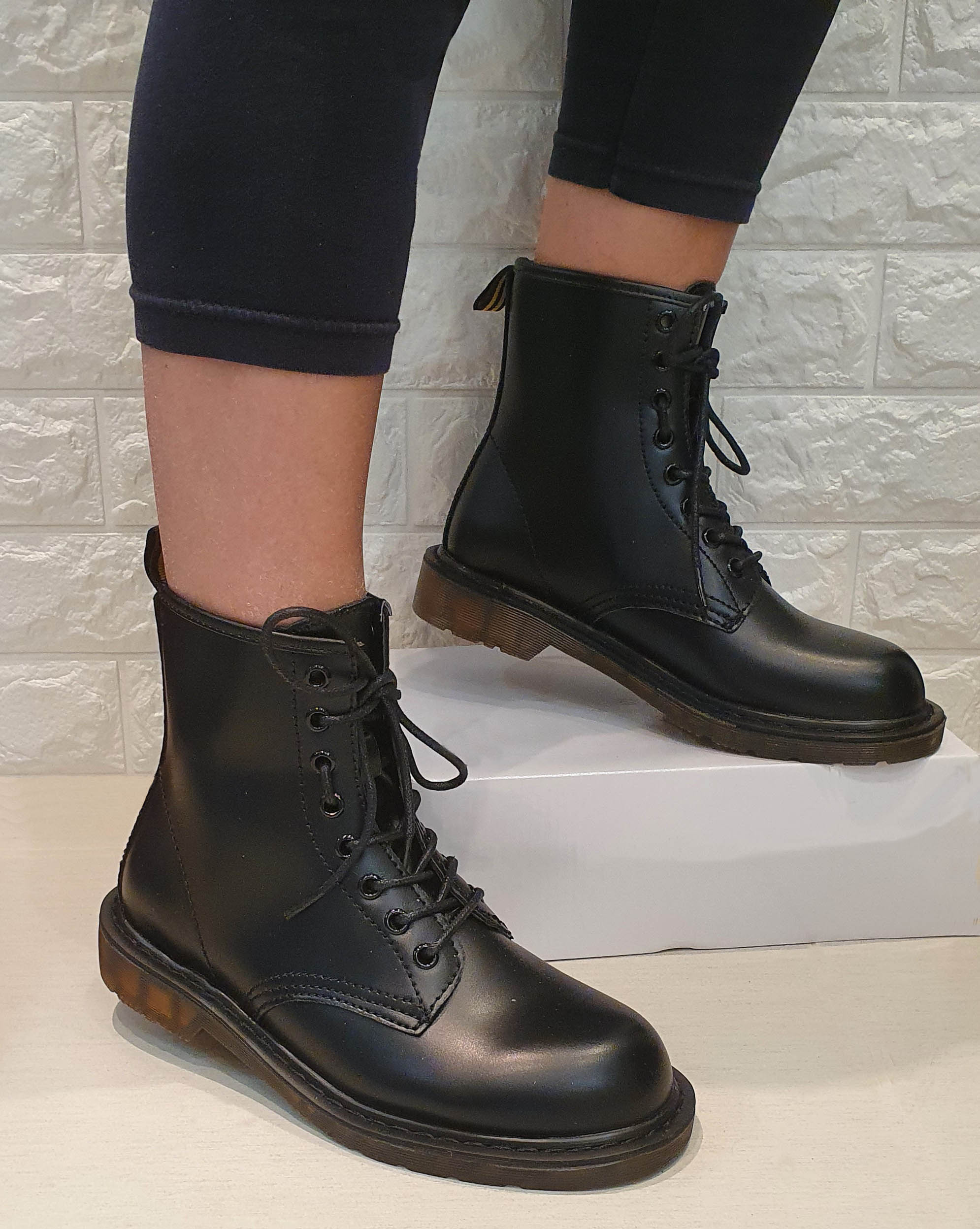 anfibi donna con lacci stivali scarpe scarponcini neri stivaletti alti militari